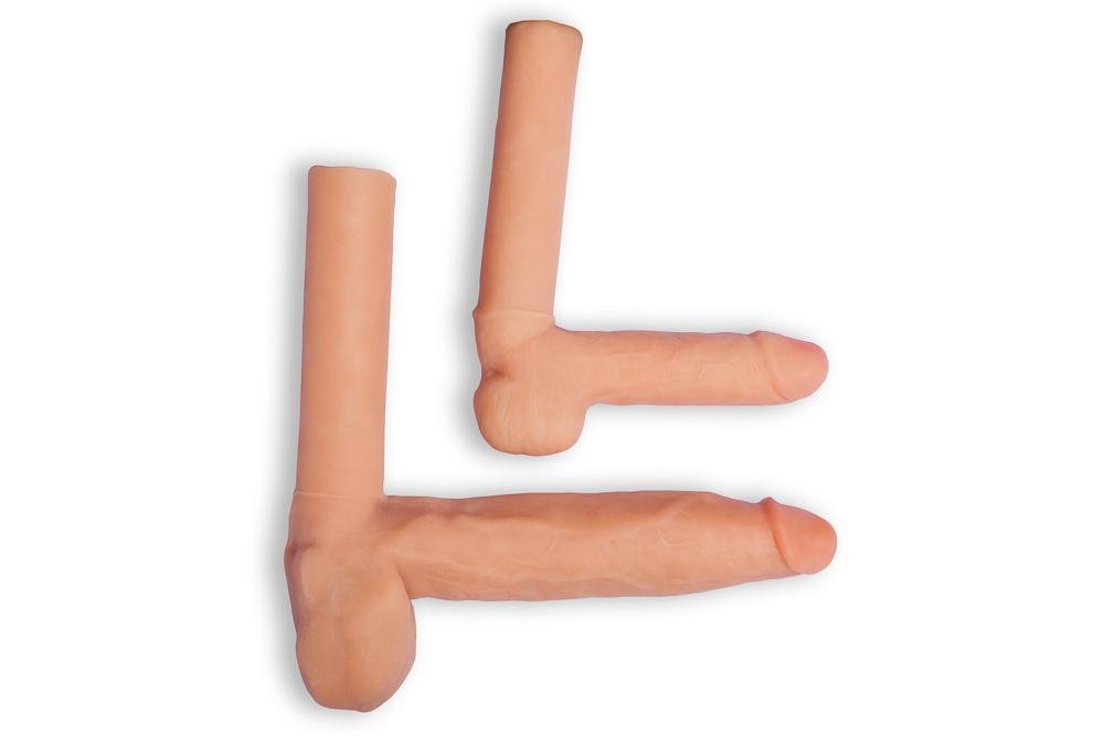 Muñeca femenina/transgénero con accesorio peneano