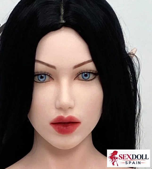 Rostro de Athena con delineado fino, cejas definidas y labios rojos