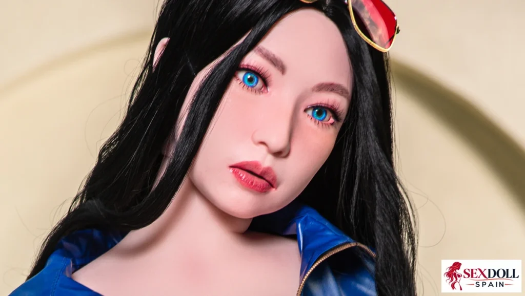 Detalle del rostro de Nico con labios rosados y maquillaje alrededor de los ojos