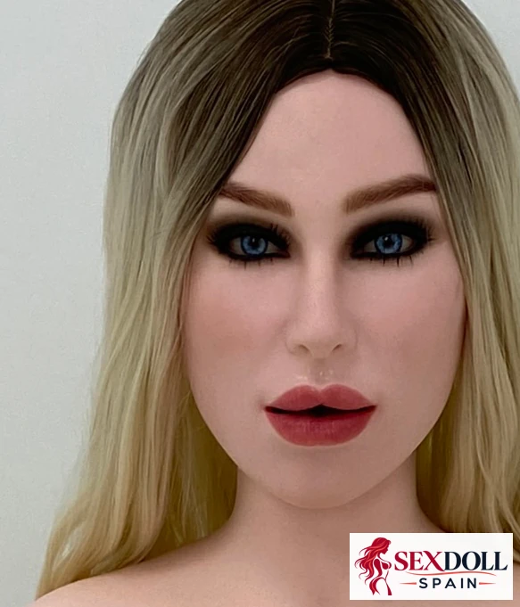 Rostro de Savannah con sombra oscura alrededor de los ojos y labios de tono rojizo